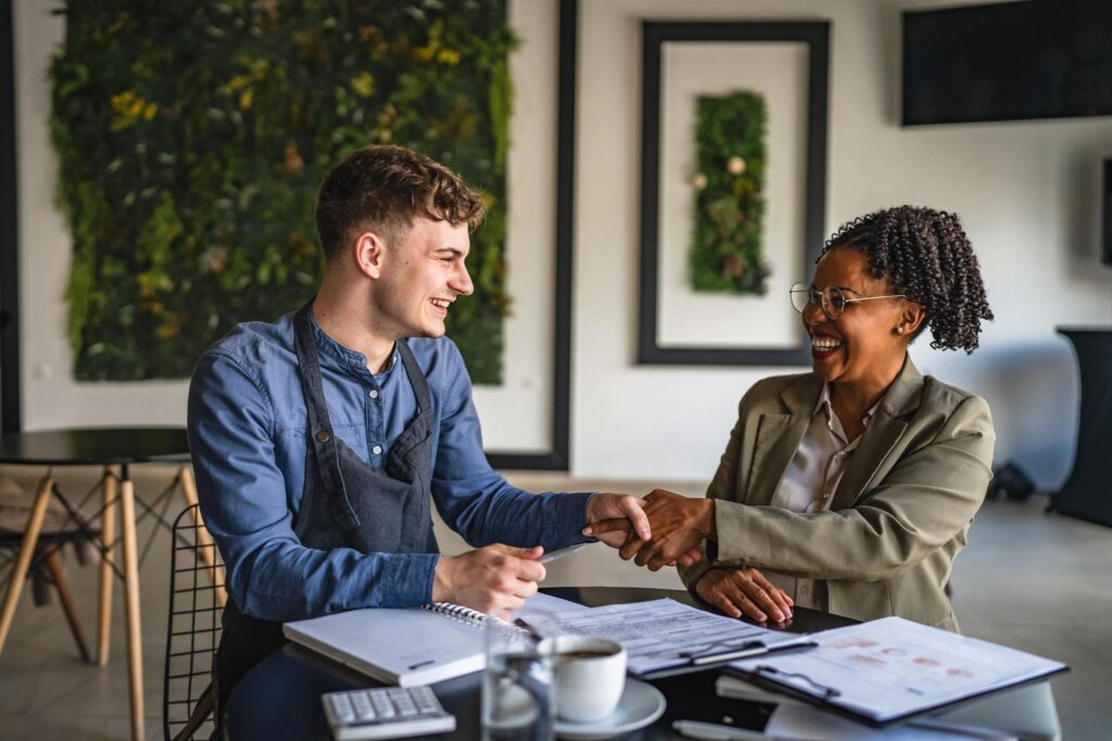 Business owner consulting an accounts receivable expert to improve payment recovery while maintaining long-term customer relationships in Pakistan.