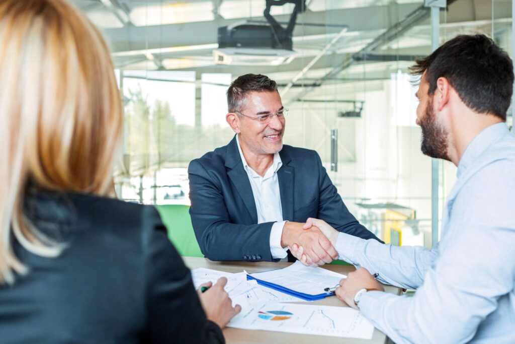 Business owner meeting with an accounts receivable consultant to improve invoice management and reduce overdue customer payments in Pakistan.