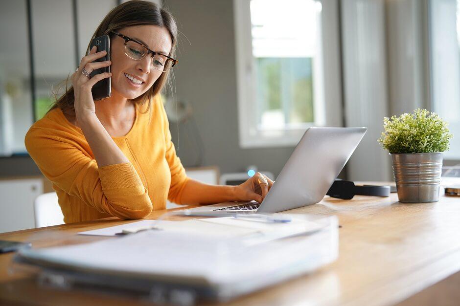 Business owner consulting an accounts receivable expert to improve payment recovery and strengthen business cash flow in Pakistan.