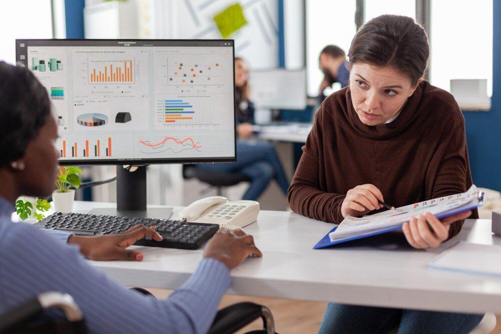 Accounts receivable consultant explaining a payment recovery strategy to reduce bad debt and improve business cash flow.